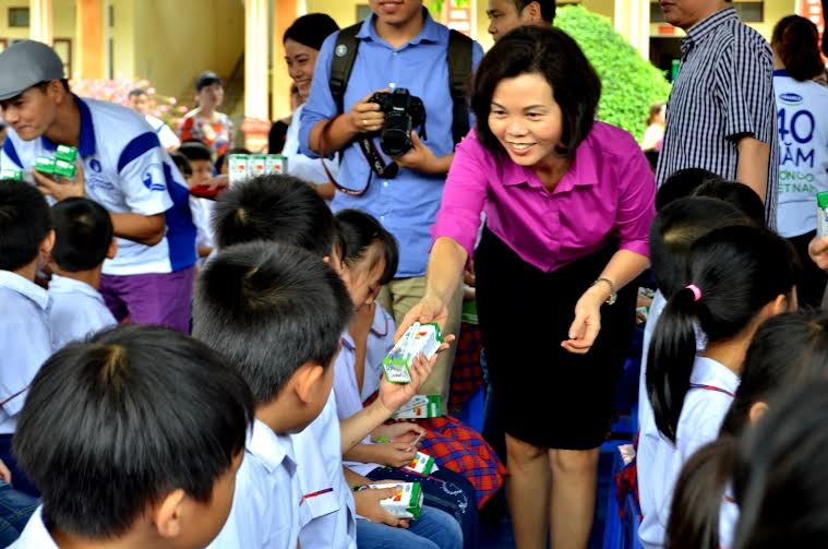 Vinamilk[-]và[-]Quỹ[-]sữa[-]Vươn[-]cao[-]Việt[-]Nam[-]trao[-]tặng[-]sữa[-]cho[-]40.000[-]trẻ[-]em[-]ở[-]40[-]tỉnh[-]thành[-]trên[-]cả[-]nước